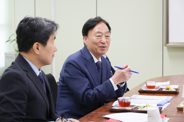 대전시교육청은 이주호 부총리 겸 교육부장관이 에듀힐링센터에 방문해 교권 보호 대책에 대한 현장의 소리와 교육주체 간 상호 존중 문화 조성을 위한 의견을 청취하는 시간을 가졌다고 17일 밝혔다. 대전시교육청 제공