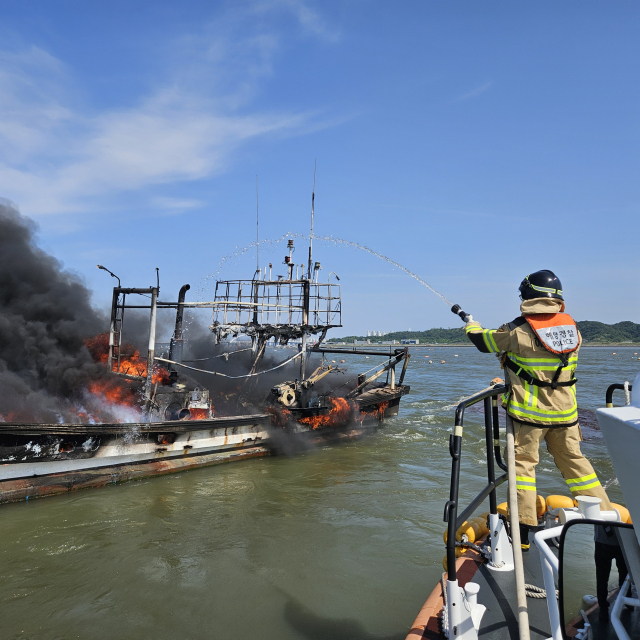 17일 오후 2시 21분 경 충남 서천 장항읍 장항항 해상에 있던 선박에서 화재가 발생했다. 사진 보령해양경찰서 제공