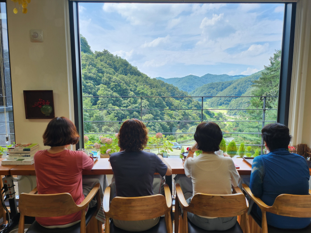 증평 좌구산 휴양랜드 꽃차 족욕 프로그램. 증평군 제공