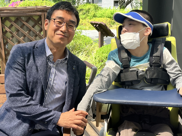 인터뷰를 위해 만난 김동석 사단법인 토닥토닥 이사장과 그의 아들 김건우(16) 군. 사진=조정민 기자