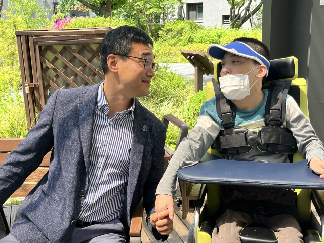 인터뷰를 위해 만난 김동석 사단법인 토닥토닥 이사장과 그의 아들 김건우(16) 군. 사진=조정민 기자