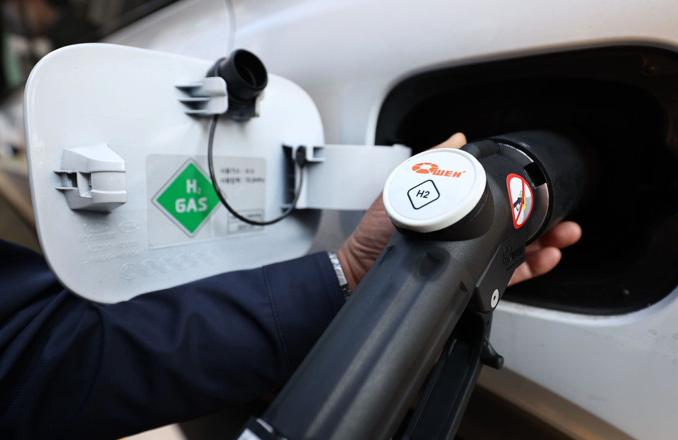 수소차를 충전하고 있다. 사진=연합뉴스.