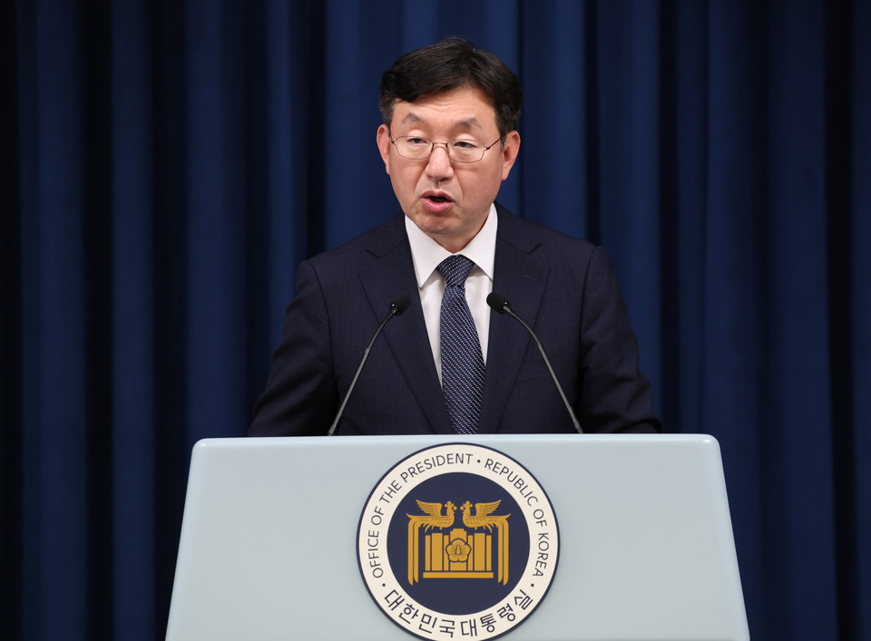 성태윤 대통령실 정책실장이 20일 서울 용산 대통령실 청사에서 해외 직접구매(직구) 논란과 관련해 브리핑하고 있다. 2024.5.20 사진=연합뉴스.