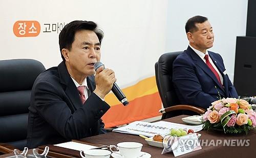 20일 공주시를 방문한 김태흠 충남지사(왼쪽)가 아트센터 고마에서 기자간담회를 열고 공주시 발전 방안을 설명하고 있다. 오른쪽은 최원철 공주시장. 2024.5.20