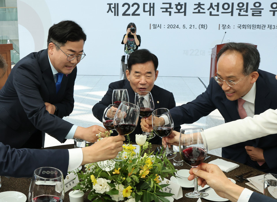 김진표 국회의장이 21일 서울 영등포구 국회 의원회관에서 열린 제22대 국회 초선의원 의정연찬회 국회의장 주최 오찬에서 여야 지도부와 건배하고 있다. 2024.5.21 [공동취재] 사진=연합뉴스. 