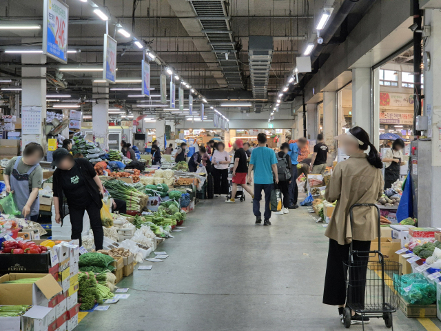 22일 한국은행이 발표한 ‘2024년 4월 생산자물가지수’에 따르면 4월 소비자물가 지수는 농림수산품의 물가는 떨어졌지만, 공산품과 서비스 등이 올라 전월대비 0.3% 상승했다. 사진=강승구 기자