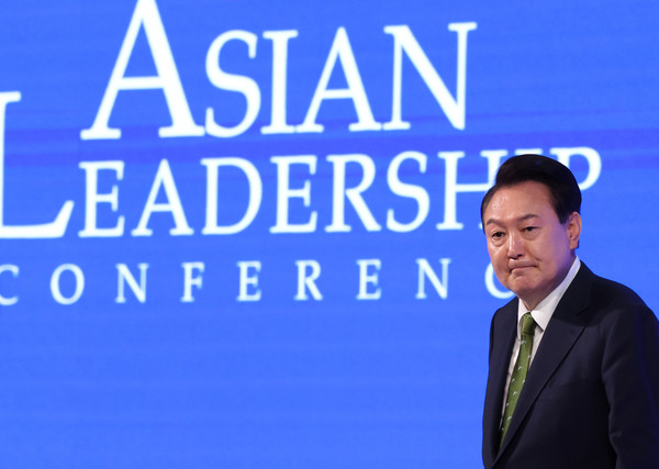 윤석열 대통령이 22일 서울 중구 신라호텔에서 열린 '2024 아시안리더십콘퍼런스 개회식'에 참석해 축사를 마치고 자리로 돌아가고 있다. 2024.5.22 사진=연합뉴스. 