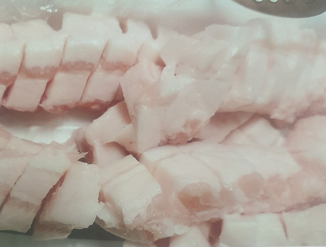 A 씨가 구입한 벌집 삼겹살의 아랫부분은 비계로 가득하다. 사진=인터넷 갈무리.