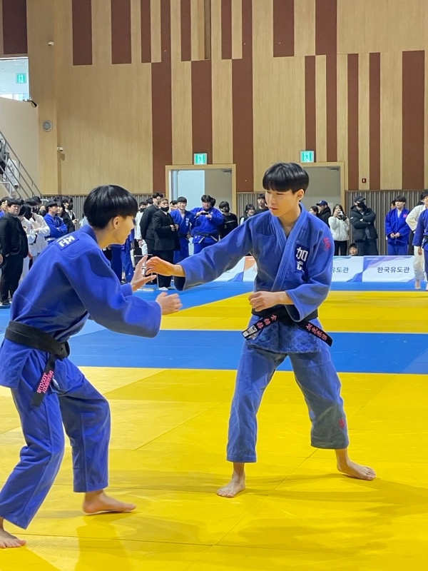 국가대표 유도선수를 꿈꾸는 김상혁(19. 오른쪽) 군. 사진 본인 제공