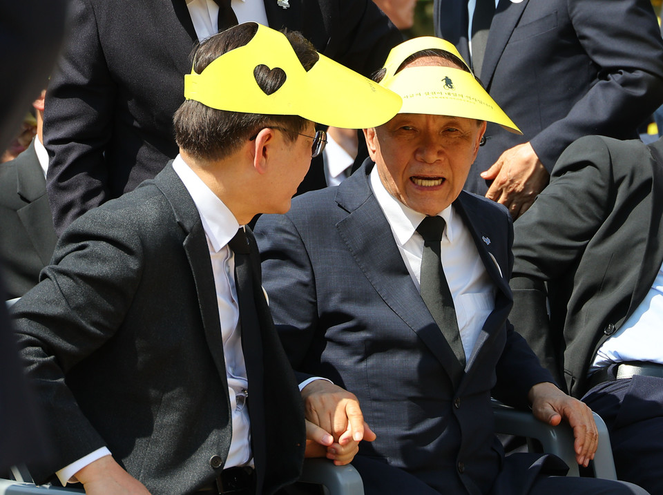 국민의힘 황우여 비상대책위원장과 더불어민주당 이재명 대표가 23일 경남 김해시 진영읍 생태문화공원에서 열린 노무현 전 대통령 서거 15주기 추도식에서 손을 잡고 대화하고 있다. 2024.5.23 사진=연합뉴스. 