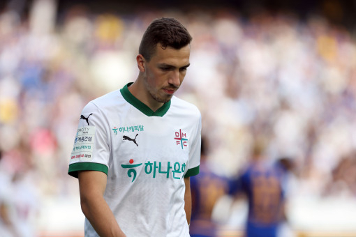 지난 25일 울산문수월드컵경기장에서 열린 울산 HD FC와의 경기에 출전한 대전하나시티즌의 안톤이 고개를 숙이고 있다. 대전하나시티즌 제공