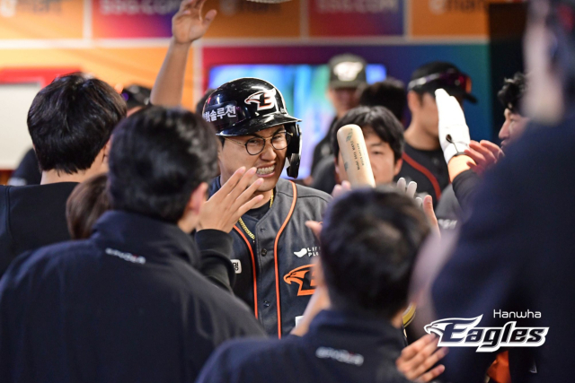 한화이글스 채은성이 지난 24일 인천SSG랜더스필드에서 열린 SSG랜더스와의 경기에서 7회초 솔로홈런을 쏘아올린 뒤 더그아웃에 들어와 동료들과 환호하고 있다. 한화이글스 제공