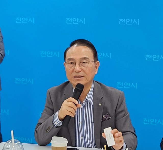 박상돈 천안시장이 27일 오전 천안시청 브리핑실에서 진행된 ‘2024 천안 K-컬처박람회’ 폐막 관련 기자간담회에서 발언하고 있다. 사진=이재범 기자.