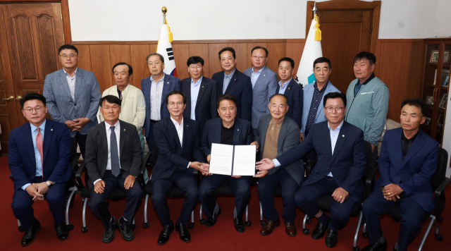 27일 음성군 철도대책위원회 김영환 충북도지사를 면담하고 중부내륙철도 지선(감곡~충북혁신도시)을 건의했다. 음성군 제공