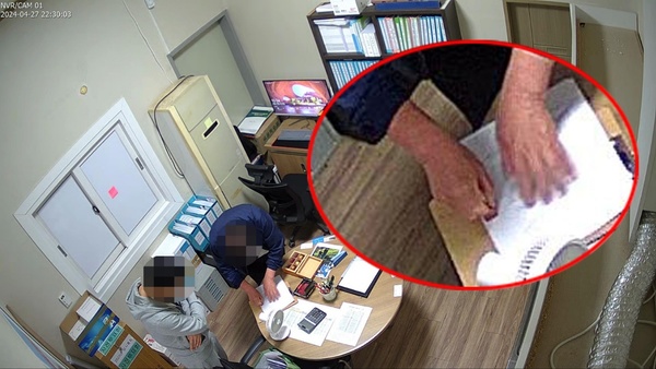 사진 왼쪽부터 청주오송역세권도시개발사업조합 직무정지된 K조합장측 조합원들이 사무실내 설치했던 몰래카메라를 제거하는 장면. 금고 속에 있던 법인인감을 임의로 꺼내 알 수 없는 서류에 날인하는 장면. 조합사무실에서 무단반출한 업무용 컴퓨터를 차에 싣는 장면.  오송역세권도시개발사업조합 제공