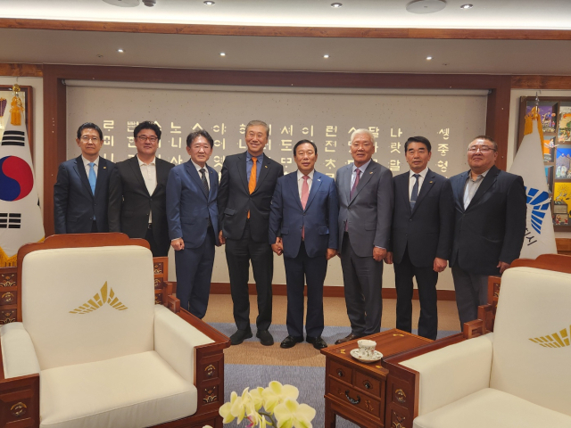 한승구 대한건설협회장(왼쪽 네 번째)이 28일 최민호 세종시장(왼쪽 다섯번째)을 만나 지역 건설업체에 대한 지원을 요청했다.대한건설협회 충남세종시회 제공.