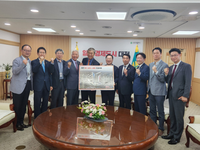 한승구 대한건설협회장(왼쪽 다섯번째)이 28일 이장우 대전시장(왼쪽 여섯번째)을 만나 지역 건설업체에 대한 지원을 요청했다.대한건설협회 대전시회 제공.