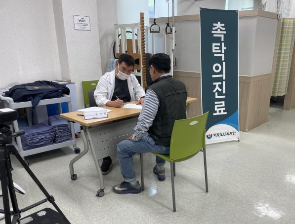 ▲ 태안 백화노인복지관은 지난 21일 태안군보건의료원과 연계한 촉탁의 진료를 진행했다. 태안군사회복지협의회 제공