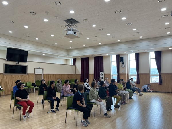 ▲ 태안 백화노인복지관은 나비처럼 아름다운 움직임을 표현해 꿈과 도전에 다가서는 평생교육프로그램 ‘우아댄스와 시니어발레’를  개강했다.  태안군사회복지협의회 제공