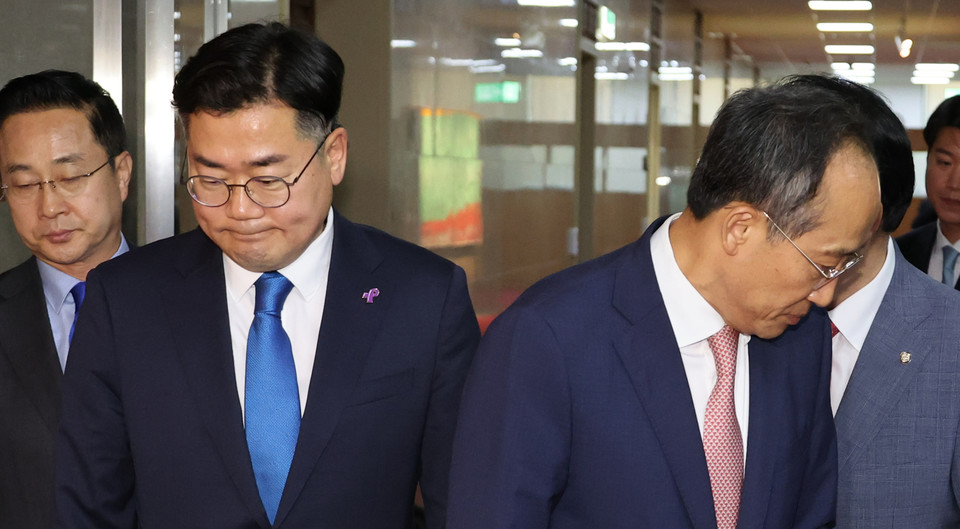 국민의힘 추경호 원내대표(오른쪽)와 더불어민주당 박찬대 원내대표가 27일 서울 여의도 국회에서 김진표 국회의장과 면담을 마치고 나와 취재진의 질문에 답한 후 각자 자리에서 떠나고 있다.이날 양당 원내대표는 하루 앞으로 다가온 21대 국회 마지막 본회의 안건을 김 의장 주재로 논의했으나 합의에 이르지 못했다. 2024.5.27 사진=연합뉴스. 