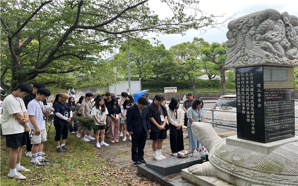2024 충남 창의융합 인문학 기행 생태단 참여 학생들이 나가사키 원자폭탄 참사로 인한 한국인 피해자를 추모하기 위한 희생비와 위령비에 헌화 묵념하고 있다. 충무교육원 제공
