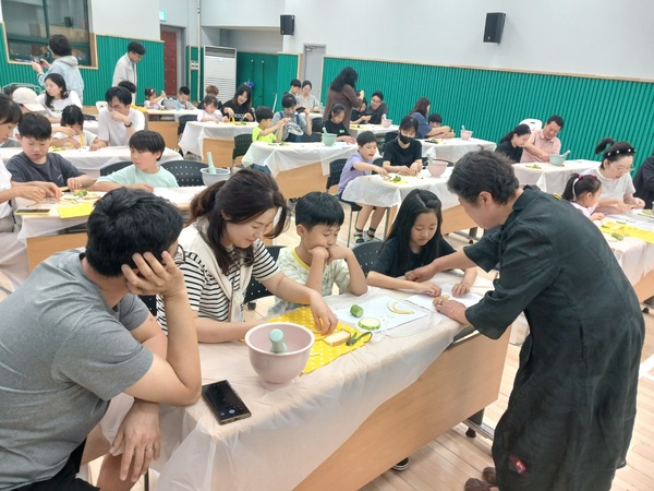 ▲ 충남 홍성청소년수련관에서 진행된 가정의 달 행사 ‘도서관에서 만나는 K푸드’. 홍성청소년수련관 제공