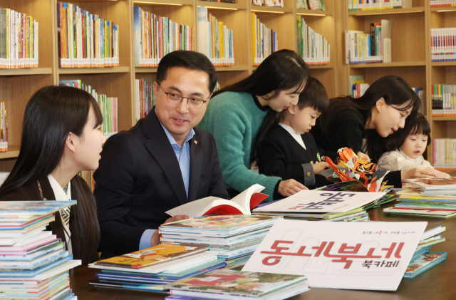 박희조 대전 동구청장이 동네북네 대동점에서 학생들과 책을 보며 이야기를 나누고 있다. 대전 동구청 제공