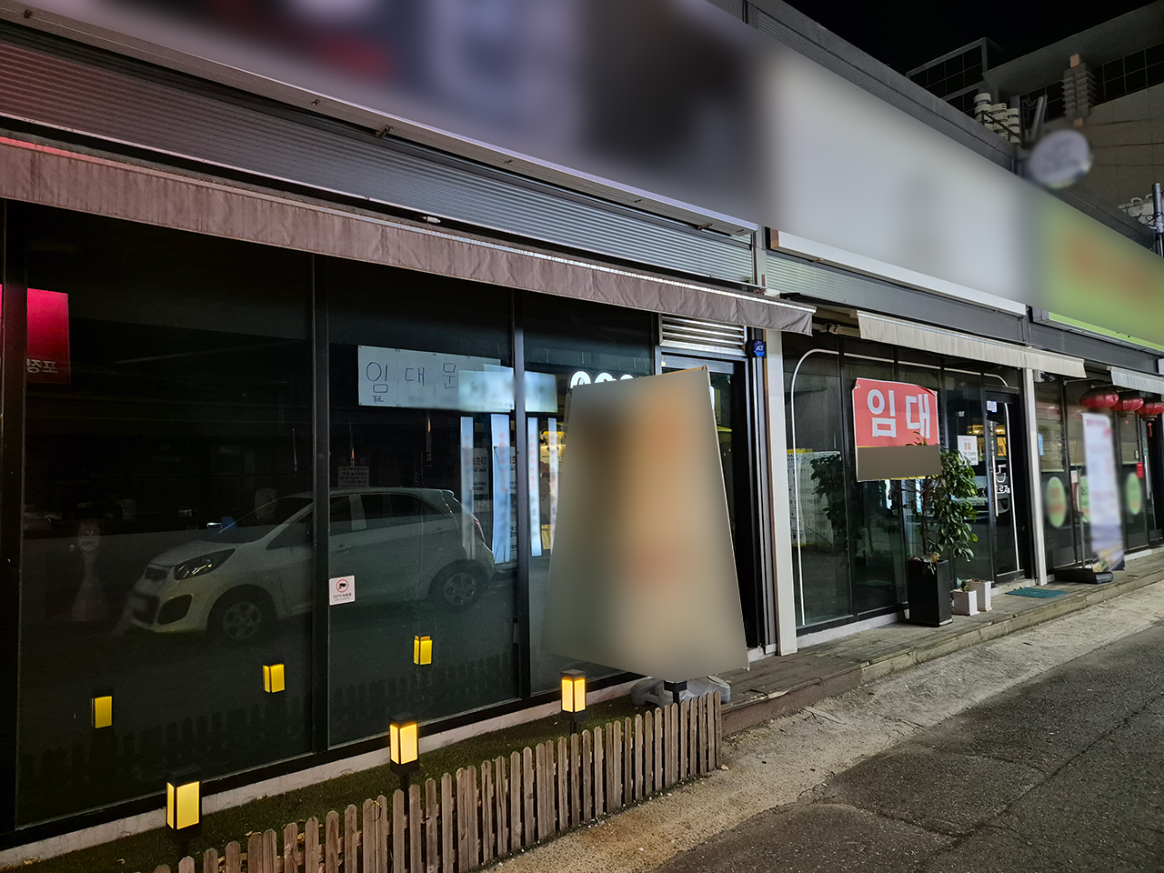 평일 저녁 대전시 서대전네거리 인근 상가에 임대 문의 현수막이 유리창에 걸려있다. 사진=강승구 기자