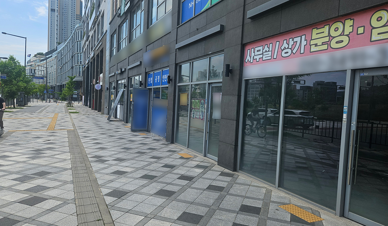 세종시 보람동의 한 상가 외부. 임대문의를 알리는 포스터가 붙어 있다. 사진=박현석 기자