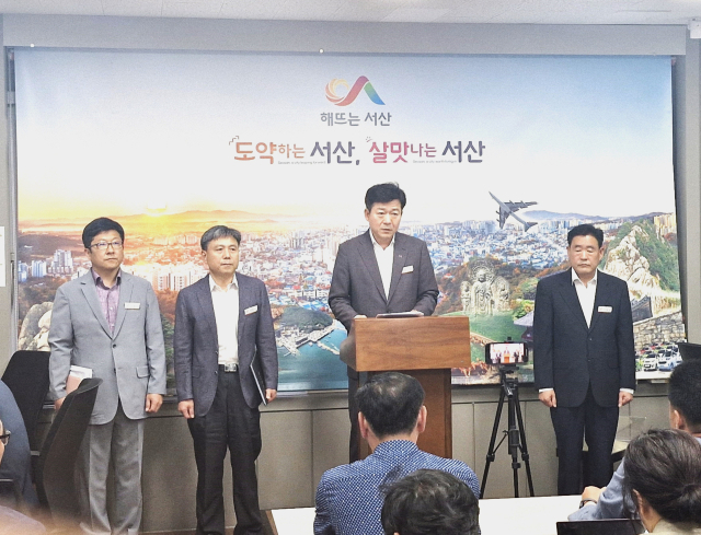 홍순광 부시장이 29일 서산시청 브리핑룸에서 제294회 서산시의회 임시회에서 제기된 의혹을 밝혔다. 전종원 기자