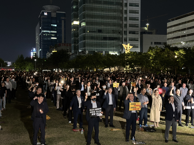 30일 오후 8시 대전 서구 보라매공원에서 진행된 ‘대한민국 의료 사망선고 촛불집회’에 참가한 충청권 4개 시도 의사회와 의대생, 인턴, 전공의들이 의대 증원 강행에 항의하고 있다. 사진=함성곤 기자.
