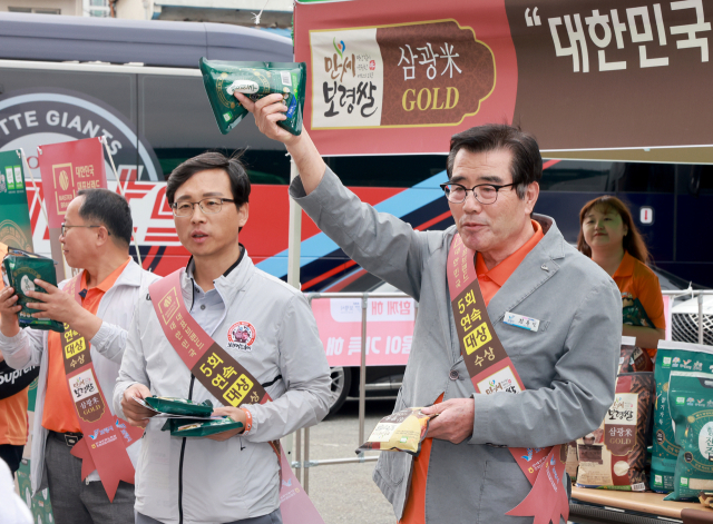 김동일 보령시장이 지난 30일 한화생명 이글스파크에서 열린 롯데자이언츠와의 홈경기에서‘삼광미 골드의 날’행사에서 쌀을 홍보하고 있다.보령시 제공
