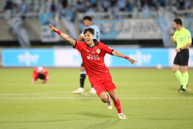 2일 천안종합운동장에서 진행된 ‘하나은행 K리그2 2024’ 16라운드 천안시티FC와 충남아산FC의 경기는 추가 시간 터진 이은범의 극장골에 힘입은 원정팀 아산의 1대 0 승리로 끝났다. 득점에 성공한 이은범이 세리머니를 하고 있는 모습. 한국프로축구연맹 제공.