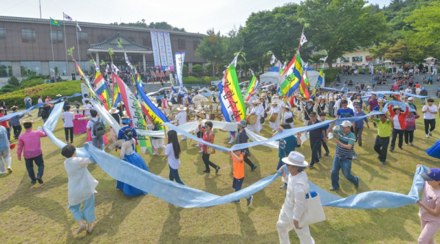 한산모시문화제에서 시연되는 저산팔읍길쌈놀이 모습.사진=서천군 제공.
