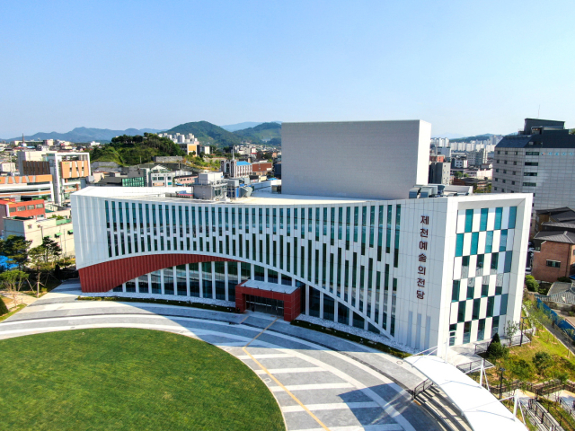 예술의전당 및 동명광장의 조성이 완료돼 6월부터 시민들이 자유롭게 이용할 수 있다. 사진은 예술의 전당과 동명광장 모습. 제천시 제공.