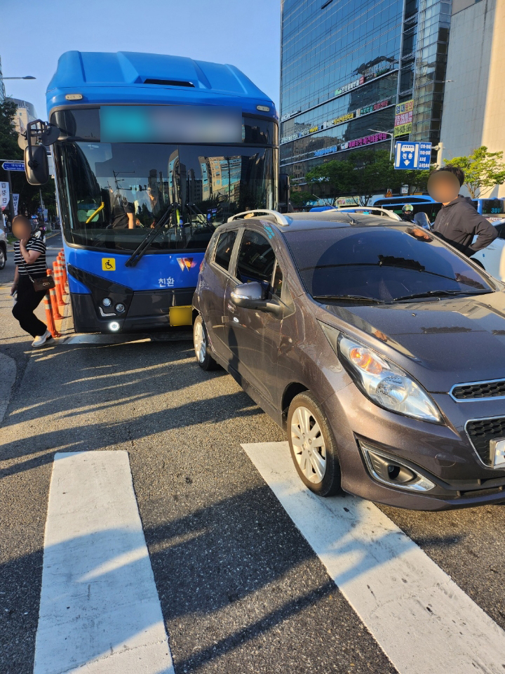 지난달 31일 둔산동 내 교차로에서는 승용차와 시내버스 간 접촉사고가 발생했다. 사진=함성곤 기자. 원본