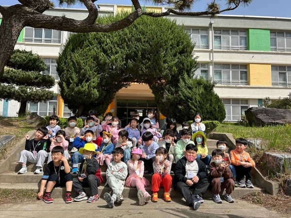 ▲ 유치원-초등 교육과정 운영 연계성 강화를 위한 ‘짝꿍 형님과 봄 산책 활동하기’ 진행 사진.