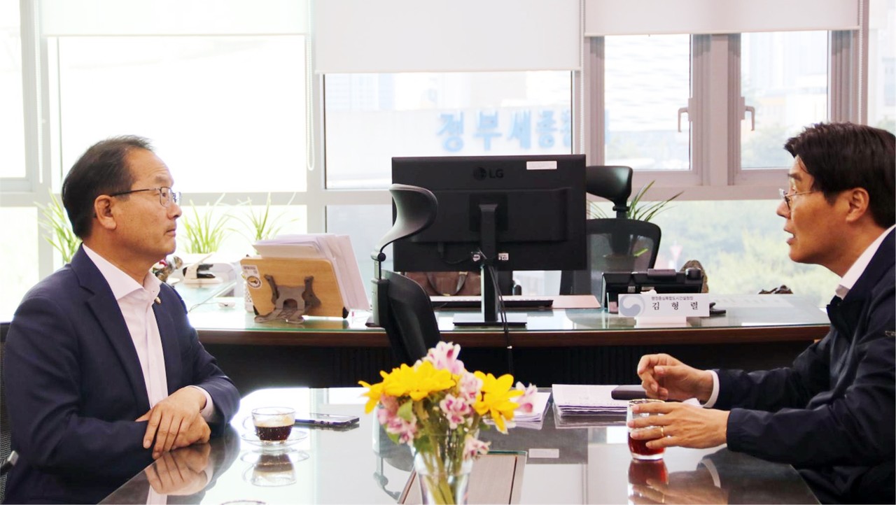 더불어민주당 강준현(세종을) 의원(왼쪽)이 지난 5월 22일 행정중심복합도시건설청을 방문, 김형렬 청장에게 국회 세종의사당 설치 등 지역 현안의 차질 없는 추진을 당부하고 있다. 2024.5.22 [강준현 의원실 제공. 재판매 및 DB 금지]