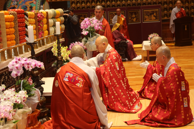 총무원장 덕수 스님, 종의회의장 세운 스님, 감사원장 진덕 스님이 헌향하고 있다. 구인 제공