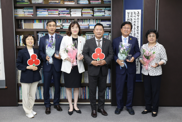 세종사회복지공동모금회는 4일 세종시교육청에서 ‘2024 제자사랑 실천운동 우수 착한일터 참여 교직원 감사패 전달식’을 가졌다. 사진=세종사회복지공동모금회 제공