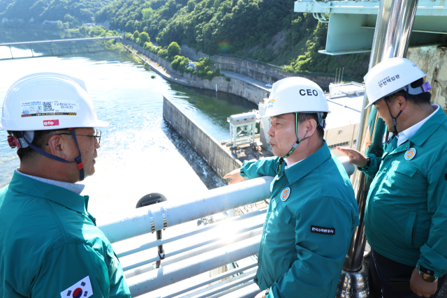 윤석대 한국수자원공사 사장(사진 가운데)이 4일 대청댐 현장점검을 통해 댐 수문 작동 상황을 점검하고 있다. 한국수자원공사 제공
