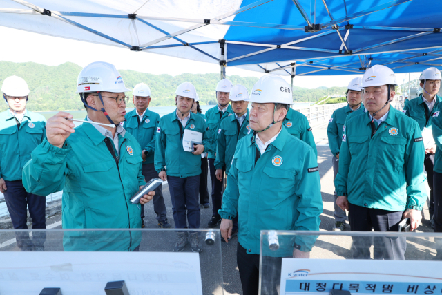 윤석대 한국수자원공사 사장은 4일 대청댐 현장점검을 통해 기존 기능 중심의 홍수 대응을 넘어 지자체와 공조를 강화해 댐 운영을 최적화하는 방식으로 홍수에 대응할 것을 당부했다. 한국수자원공사 제공