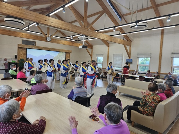 당진시 남부노인복지관(관장 김은실)은 지난 28일 신평요양센터에 방문해 재능기부 공연 봉사활동을 진행했다.