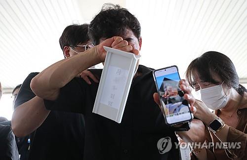 오송참사 유가족협의회가 지난해 9월 청주시청 앞에서 기자회견을 한 뒤 이범석 시장을 만나려고 시청으로 진입하다 저지당하자 울음을 터뜨리는 모습. 사진=연합뉴스. 