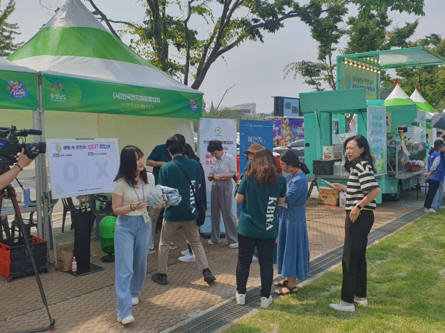 충남도가 5일 아산시 신정호 일원에서 개최한 ‘제29회 환경의 날 기념식에 참여한 홍보 부스. 사진=권혁조 기자.