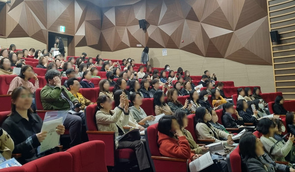 4일 대전서구문화원에서 열린 ‘의대 모집정원 확대 발표에 따른 향후 대학 입시 영향력 긴급분석 설명회’에 학부모들이 경청하고 있다. 사진=조정민 기자