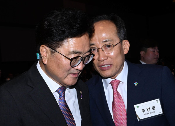 우원식 국회의장과 국민의힘 추경호 원내대표가 5일 서울 중구 신라호텔에서 열린 한국일보 창간 70주년 기념식에서 대화하고 있다. 2024.6.5 [국회사진기자단]