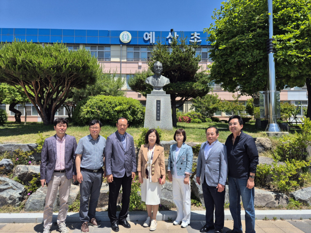 예산초등학교 이태규 박사 흉상 앞에서 좌로부터 성상목 행정실장, 김영국 사무총장, 장순관 군의원, 김영숙 교장, 김현숙 교감, 강석은 총동창회장, 이길원 군의원이 선양사업 추진 기념촬영을 하고 있다. 강명구 기자