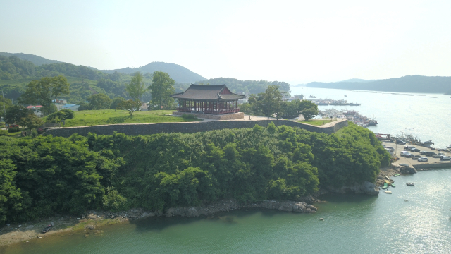 충청수영성은 조선시대 충청도 해안을 방어하는 중요한 군사 기지였으며, 현재는 그 아름다운 경치와 역사적 가치를 자랑한다. 보령시 제공