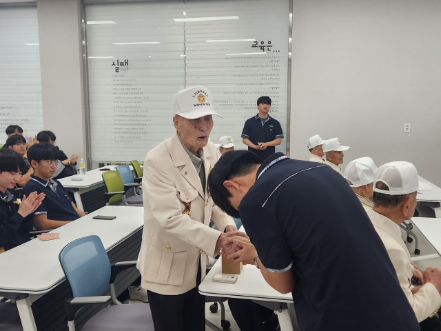 대전시교육청은 유성고등학교가 지난 5일 ‘6·25 유공자회 대전지부 유성구지회’에 방문해 6·25 참전용사들을 만나 감사 편지와 기념품 전달 행사를 진행했다고 10일 밝혔다. 대전시교육청 제공